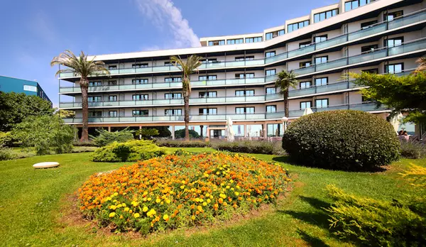 Chorvátsko - Biograd na Moru - hotel Ilirija - pohľad na hotel - záhrada