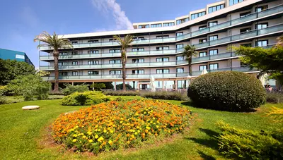 Chorvátsko - Biograd na Moru - hotel Ilirija - pohľad na hotel - záhrada Chorvátsko - Biograd na Moru - hotel Ilirija - pohľad na hotel - záhrada