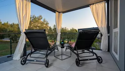 Chorvátsko - Sv.Filip i Jakov - Mobilhomy a apt. Adriatic - mobilhom - terasa