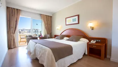 Mallorca - Cala Millor - hotel Hipotels Hipocampo Playa - izba bočne orientovaná na morskú stranu/na bazén