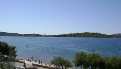 Chorvátsko - Vodice - Srima - apartmány Adria - pláž Chorvátsko - Vodice - Srima - apartmány Adria - pláž