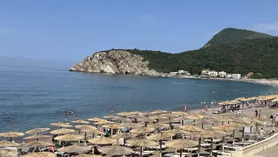 Čierna Hora - Čanj - hotel Pearl Beach Resort - pláž s korzom Čierna Hora - Čanj - hotel Pearl Beach Resort - pláž s korzom