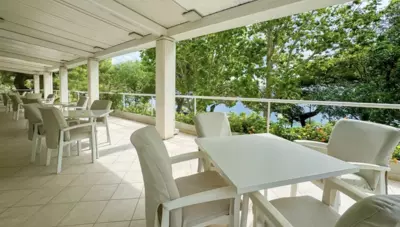 Chorvátsko - Omiš - Brzet - hotel Brzet - terasa reštaurácie Chorvátsko - Omiš - Brzet - hotel Brzet - terasa reštaurácie