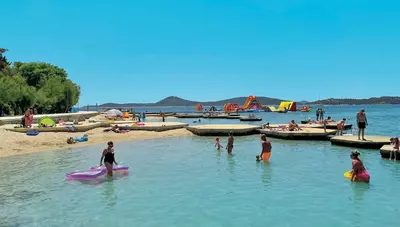 Chorvátsko - Vodice - hotel Punta - pláž Chorvátsko - Vodice - hotel Punta - pláž