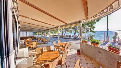 Chorvátsko - Gradac - hotel Nano - terasa s posedením Chorvátsko - Gradac - hotel Nano - terasa s posedením