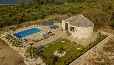 Chorvátsko - ostrov Brač - Mirca - Magical Island home Mary - areál z vtáčej perspektívy