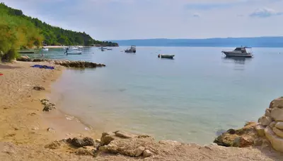 Chorvátsko - Omiš - apartmán Pasa - pláž Chorvátsko - Omiš - apartmán Pasa - pláž