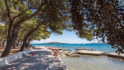 Chorvátsko - Vodice - hotel Punta - pláž Chorvátsko - Vodice - hotel Punta - pláž