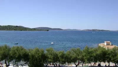 Chorvátsko - Vodice - Srima - apartmány Adria - pláž Chorvátsko - Vodice - Srima - apartmány Adria - pláž