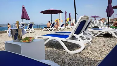 Chorvátsko - Biograd na Moru - hotel Kornati - pláž Chorvátsko - Biograd na Moru - hotel Kornati - pláž