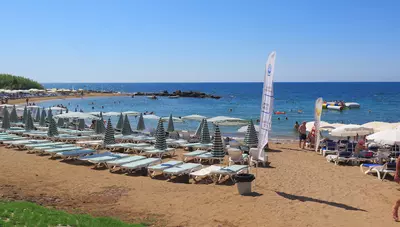 Turecko - Alanya - Hotel Lonicera Premium - ležadlá na pláži Turecko - Alanya - Hotel Lonicera Premium - ležadlá na pláži