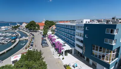 Chorvátsko - Biograd - Biograd na moru - hotel Kornati - exteriér Chorvátsko - Biograd - Biograd na moru - hotel Kornati - exteriér