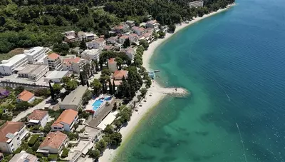 Chorvátsko - Gradac - hotel Neptun - okolie a pláž