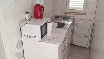 Chorvátsko - Vodice - Srima - apartmány Danu - dvojlôžkový apartmán s dvomi prístelkami - kuchynský kút Chorvátsko - Vodice - Srima - apartmány Danu - dvojlôžkový apartmán s dvomi prístelkami - kuchynský kút