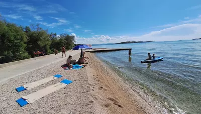 Chorvátsko - Vodice - Blata - apartmány Bristak - pláž