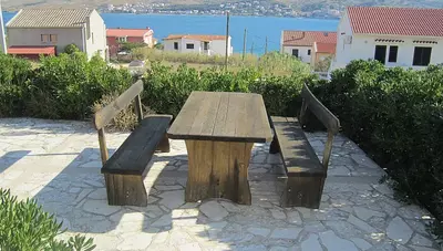 Chorvátsko - ostrov Pag - Pag - apartmán Sanja - spoločná terasa s posedením Chorvátsko - ostrov Pag - Pag - apartmán Sanja - spoločná terasa s posedením