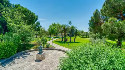 Čierna Hora - Budva - hotel Slovenska Plaža - hotelová záhrada Čierna Hora - Budva - hotel Slovenska Plaža - hotelová záhrada