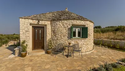 Chorvátsko - ostrov Brač - Mirca - Magical Island home Mary - pohľad na domček