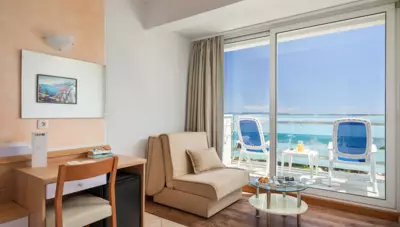 Chorvátsko - Istria - Rabac - hotel Mimosa - trojlôžková izba na morskú stranu Chorvátsko - Istria - Rabac - hotel Mimosa - trojlôžková izba na morskú stranu