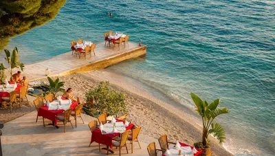 Chorvátsko - Makarska - Dalmacija Places hotel - terasa na pláži Chorvátsko - Makarska - Dalmacija Places hotel - terasa na pláži