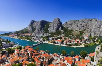 Rieka Cetina - pohľad na Omiš a rieku Cetina zhora