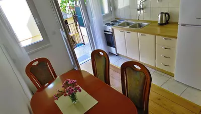 Chorvátsko - Omiš - apartmán Pasa - kuchynský a jedálenský kút Chorvátsko - Omiš - apartmán Pasa - kuchynský a jedálenský kút