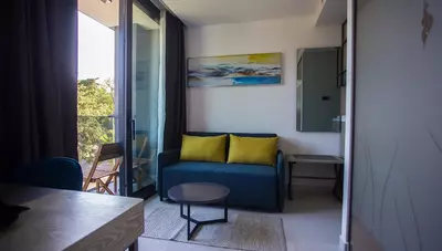 Chorvátsko - Pag - Novalja - Liberty Plaza - izba na stranu park