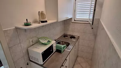 Chorvátsko - Vodice - Srima - apartmány Danu - dvojlôžkový apartmán s dvomi prístelkami - kuchynský kút Chorvátsko - Vodice - Srima - apartmány Danu - dvojlôžkový apartmán s dvomi prístelkami - kuchynský kút