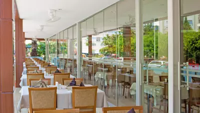 Turecko - Alanya - Hotel Riviera - terasa reštaurácie Turecko - Alanya - Hotel Riviera - terasa reštaurácie