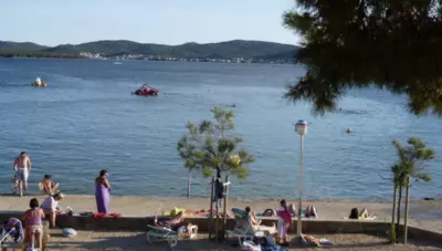 Chorvátsko - Sv.Filip i Jakov - Apartmány Šipa - pláž