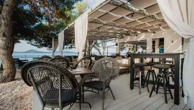 Chorvátsko - Vodice - Villa Arausa - bar pri pláži Chorvátsko - Vodice - Villa Arausa - bar pri pláži