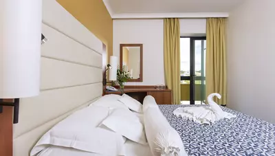 Chorvátsko - Biograd na Moru - hotel Ilirija - izba balkón park strana Chorvátsko - Biograd na Moru - hotel Ilirija - izba balkón park strana