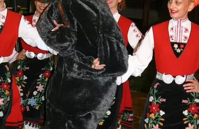 Bulharský večer - tanec s medveďom