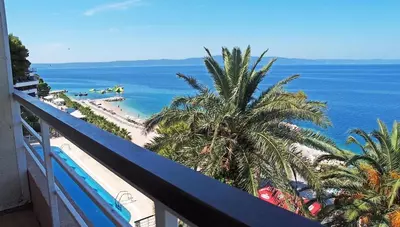 Chorvátsko - Podgora - Hotel Aurora - pohľad z balkóna izby orientovanej na morskú stranu Chorvátsko - Podgora - Hotel Aurora - pohľad z balkóna izby orientovanej na morskú stranu