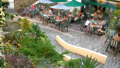 Bulharsko - Slnečné pobrežie - hotel Trakia - vonkajšie sedenie pri reštaurácií Bulharsko - Slnečné pobrežie - hotel Trakia - vonkajšie sedenie pri reštaurácií