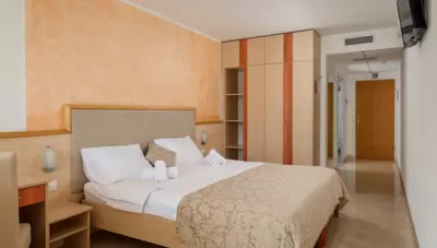 Chorvátsko - Istria - Rabac - hotel Hedera - trojlôžková izba na morskú stranu Chorvátsko - Istria - Rabac - hotel Hedera - trojlôžková izba na morskú stranu