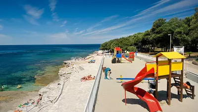 Chorvátsko - Istria - Poreč - apartmány Lanterna Sunny Resort by Valamar - detské ihrisko na pláži