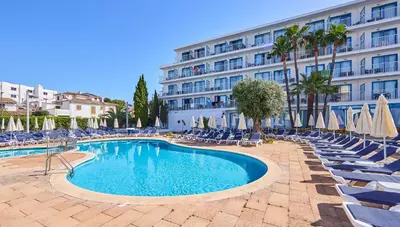 Mallorca - Cala Millor - Hotel Ilusion Vista Blava - ležadlá pri bazéne