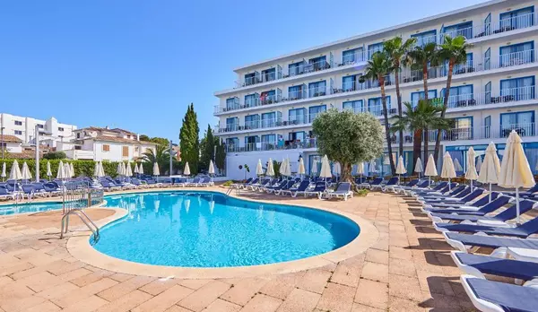 Mallorca - Cala Millor - Hotel Ilusion Vista Blava - ležadlá pri bazéne