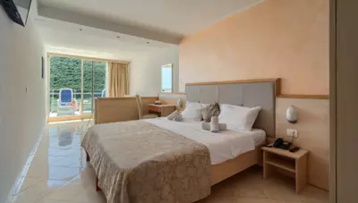 Chorvátsko - Istria - Rabac - hotel Hedera - trojlôžková izba na morskú stranu Chorvátsko - Istria - Rabac - hotel Hedera - trojlôžková izba na morskú stranu