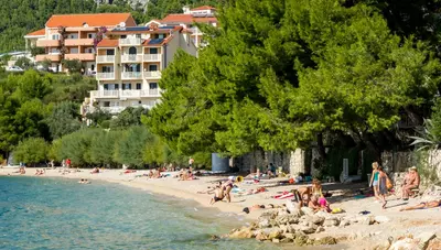 Chorvátsko - Omiš - Nemira - apartmány Mateo Andrea - pláž Chorvátsko - Omiš - Nemira - apartmány Mateo Andrea - pláž