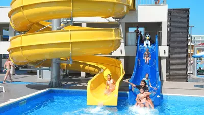 Bulharsko - Slnečné pobrežie - Hotel Burgas Beach - bazén s tobogánom Bulharsko - Slnečné pobrežie - Hotel Burgas Beach - bazén s tobogánom