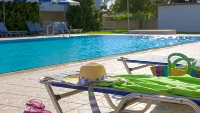 Rhodos - Kolymbia - Hotel Memphis Beach - ležadlá pri bazéne