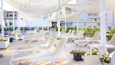 Mallorca - Cala Millor - Hotel Morito - ležadlá pri bazéne