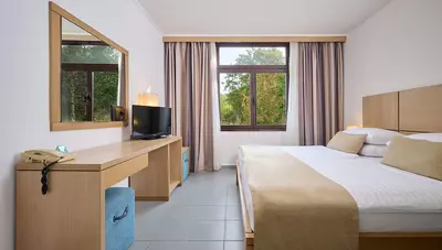 Chorvátsko - o.Krk - Njivice - Magal Hotel by Aminess - izba Comfort park strana