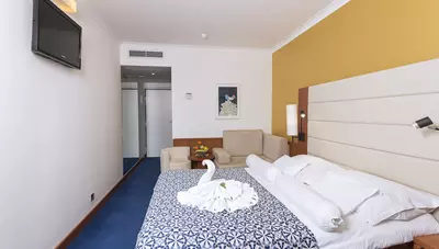 Chorvátsko - Biograd na Moru - hotel Ilirija - izba balkón park strana Chorvátsko - Biograd na Moru - hotel Ilirija - izba balkón park strana