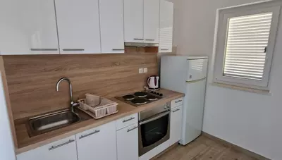 Chorvátsko - Vodice - Srima - apartmány Adria - dvojlôžkový apartmán s dvomi prístelkami - kuchynský kút Chorvátsko - Vodice - Srima - apartmány Adria - dvojlôžkový apartmán s dvomi prístelkami - kuchynský kút