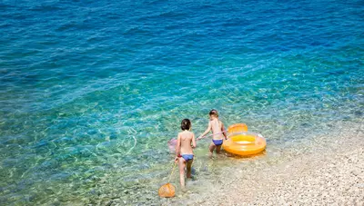 Chorvátsko - Istria - Poreč - apartmány Lanterna Sunny Resort by Valamar - pláž