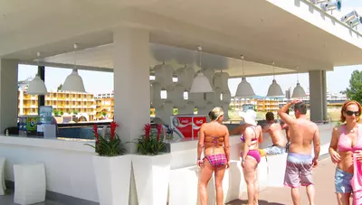 Bulharsko - Slnečné pobrežie - Hotel Burgas Beach - pool bar Bulharsko - Slnečné pobrežie - Hotel Burgas Beach - pool bar