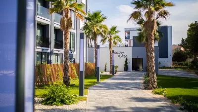 Chorvátsko - Pag - Novalja - Liberty Plaza - exteriér